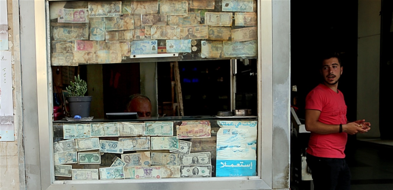 خطوة مُفاجئة من قبل الصرافين.. لهذا السبب ارتفع أمس سعر الدولار 