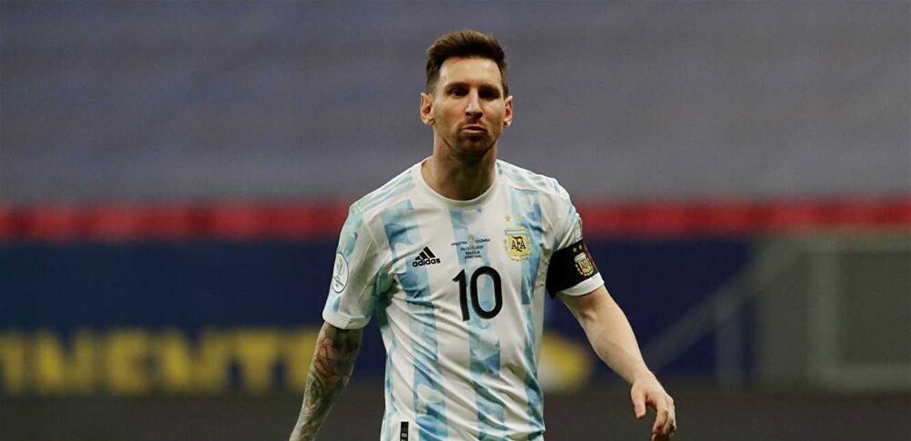 لماذا طلب مدرب منتخب الإمارات من لاعبيه بعدم لمس ميسي؟