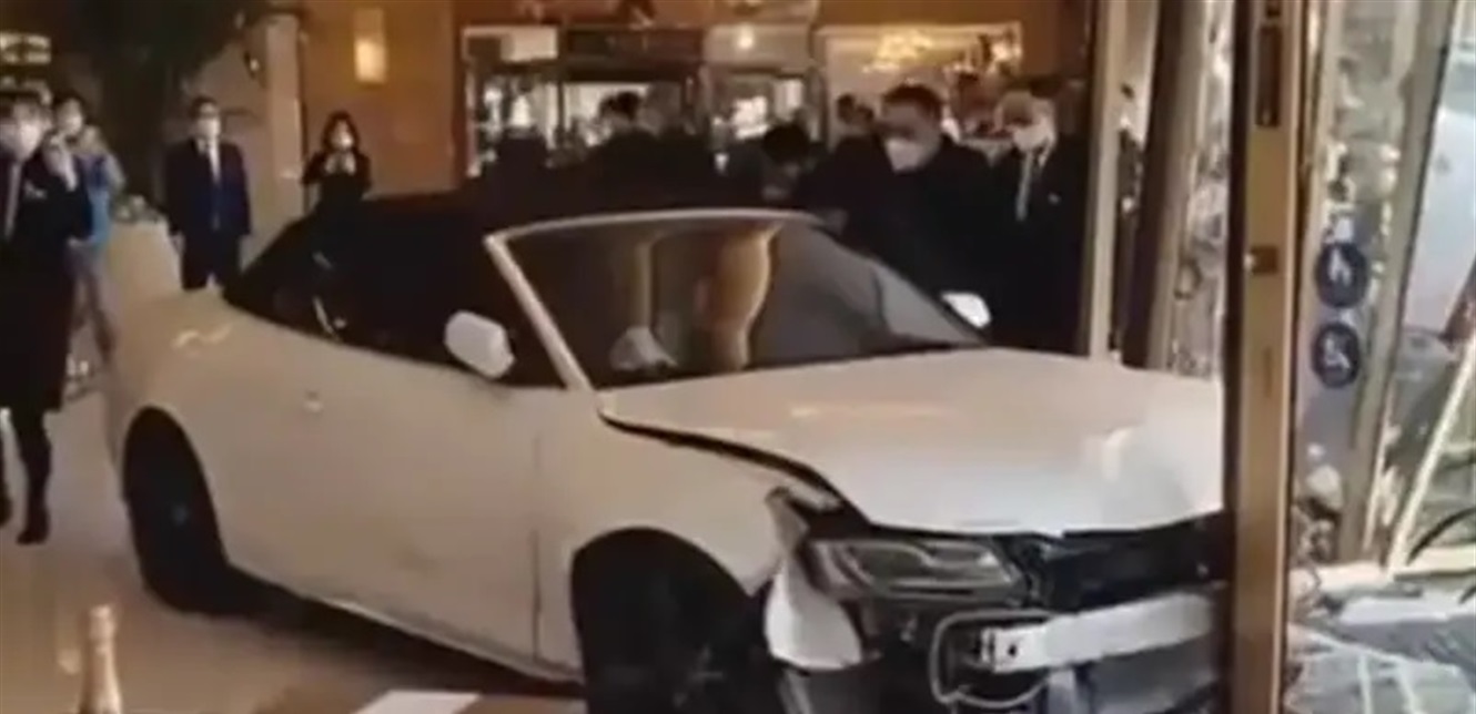 زبون غاضب يقتحم أحد الفنادق بسيارته... شاهدوا بالفيديو ما حصل!