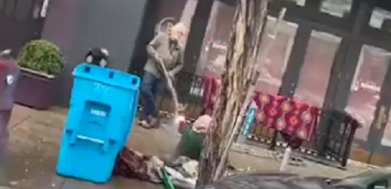 فيديو أثار ضجة... رشّ المياه على متشردة في عز البرد!