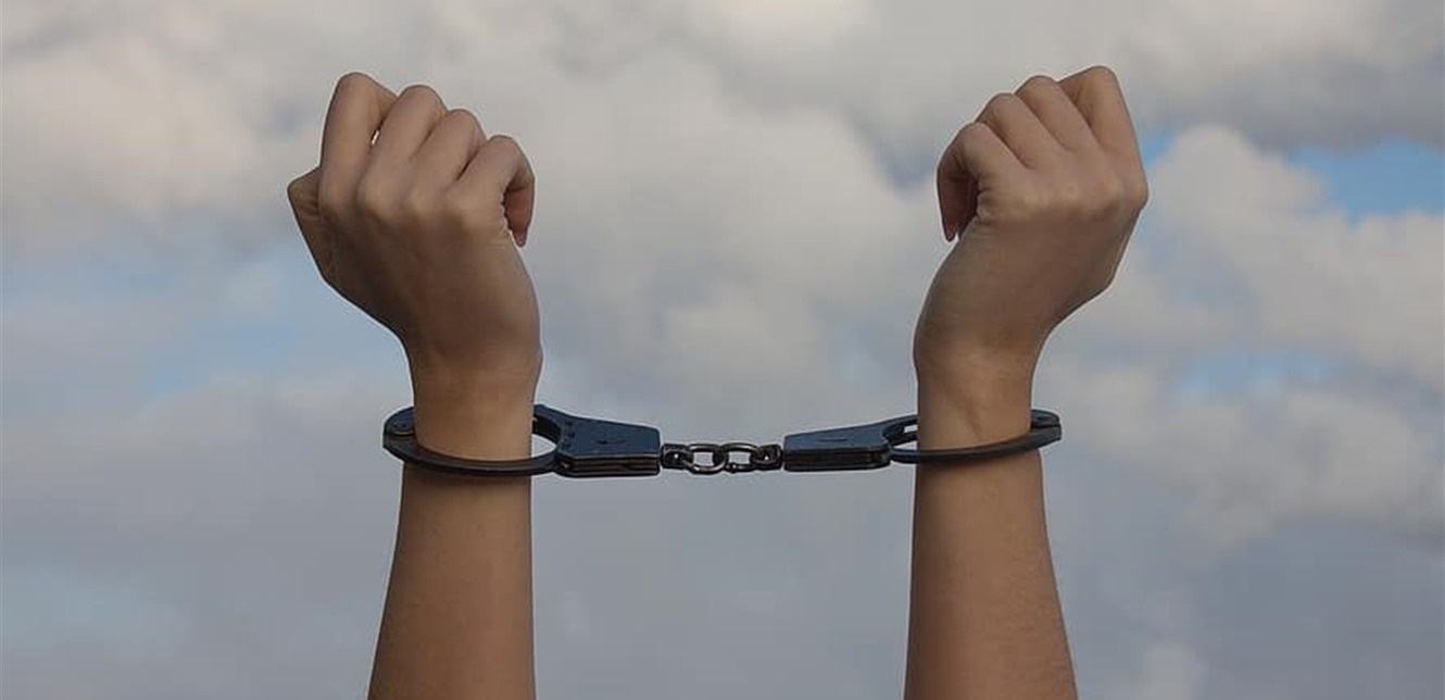 بسبب ملابس قصيرة.. فتيات ونساء يتعرّضن لـالجلد في هذه الدولة!
