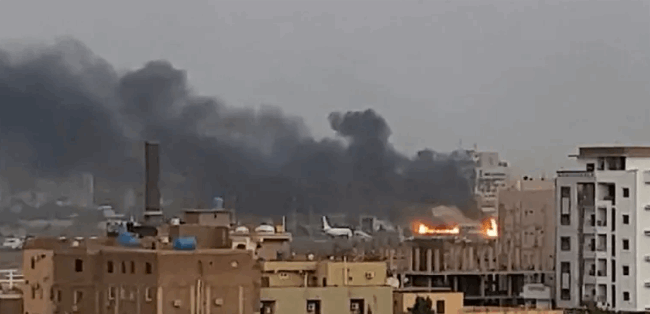 الاشتباكات مستمرة في الخرطوم: الدخان يتصاعد من المطار والقصر الجمهوري وانفجارات بالقيادة العامة (فيديو)