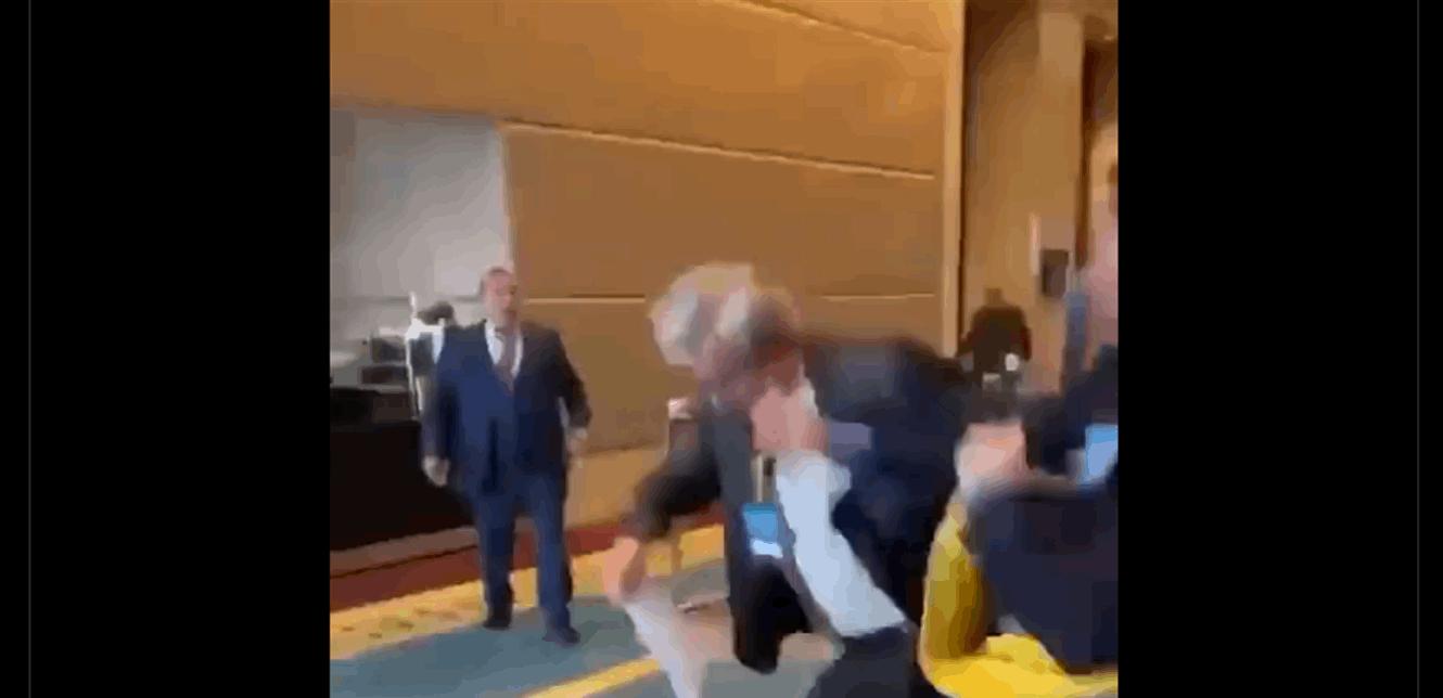 عراك بالأيدي ولكم.. شاهدوا ماذا حصل بين مندوبي أوكرانيا وروسيا في تركيا (فيديو)