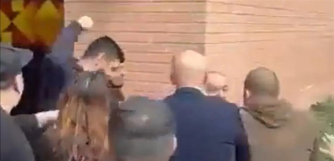 ضربوه ورشقوه بالماء.. أرمن يعتدون على السفير التركي في أميركا