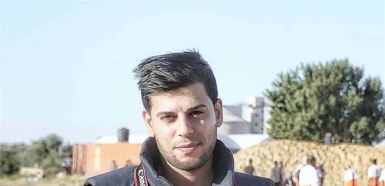 استشهاد صحفي فلسطيني جديد.. وفيديو يفطر القلوب للحظة توديعه