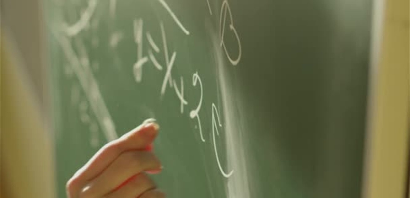 بدافع الفضول... قتلت معلّمة وقطّعت جثتها بأبشع الطرق!