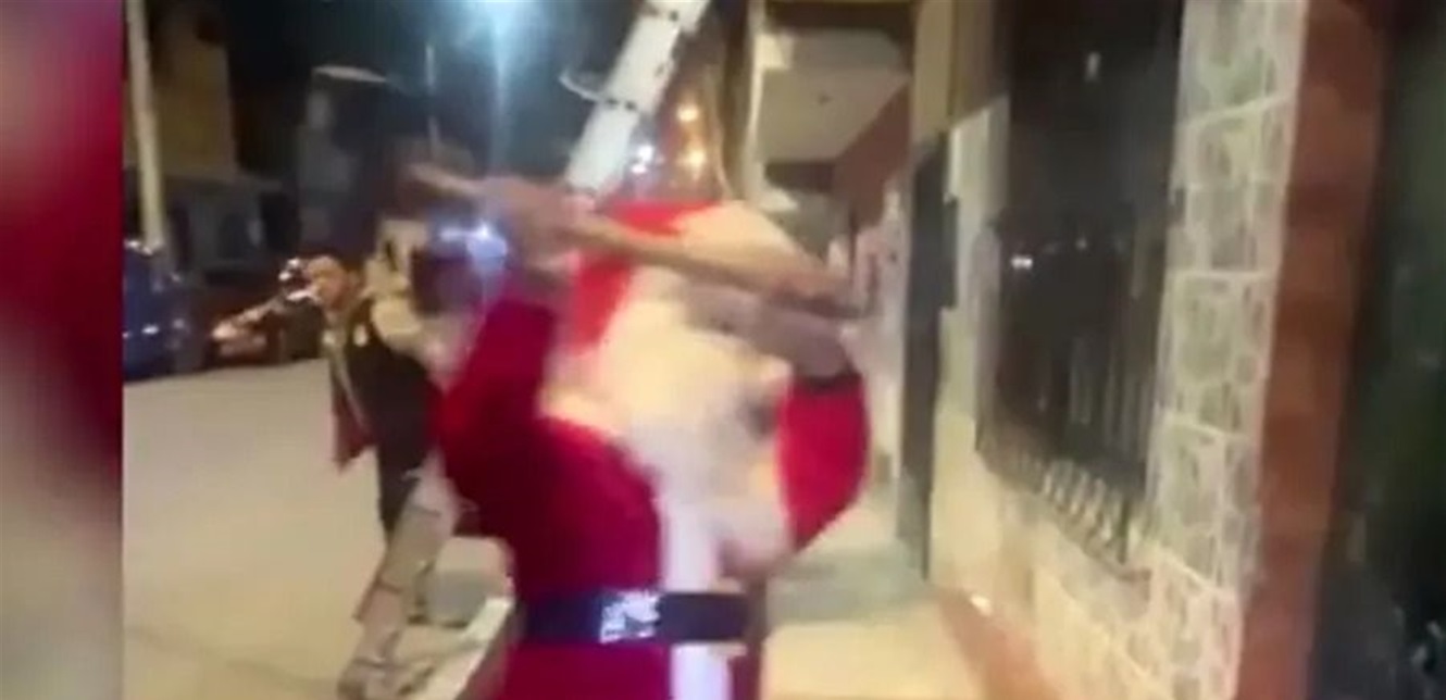 بالفيديو... شرطي تنكر بزي سانتا كلوز وقبض على تجار مخدرات