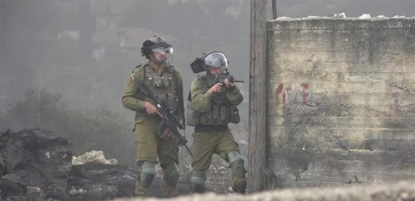 حملة مداهمات في الضفة الغربية.. الإحتلال يواصل اعتقال الفلسطينيين