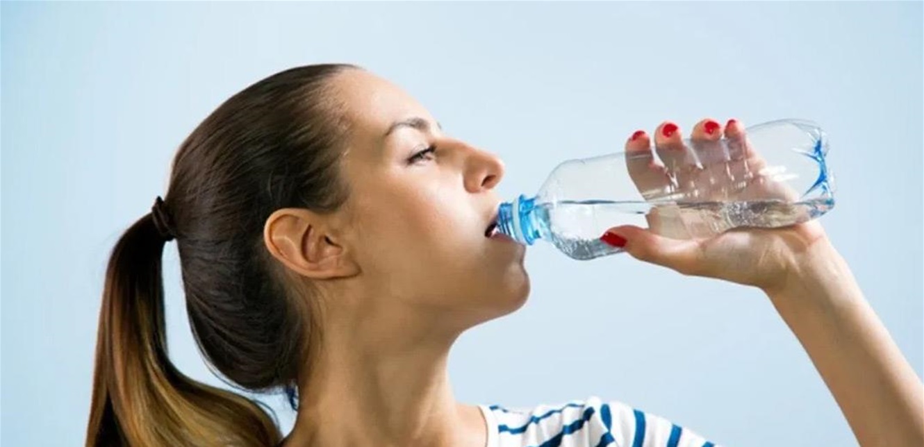 احذر من فرط ترطيب الجسم..ما هي الكمية المسموح بشربها من الماء؟