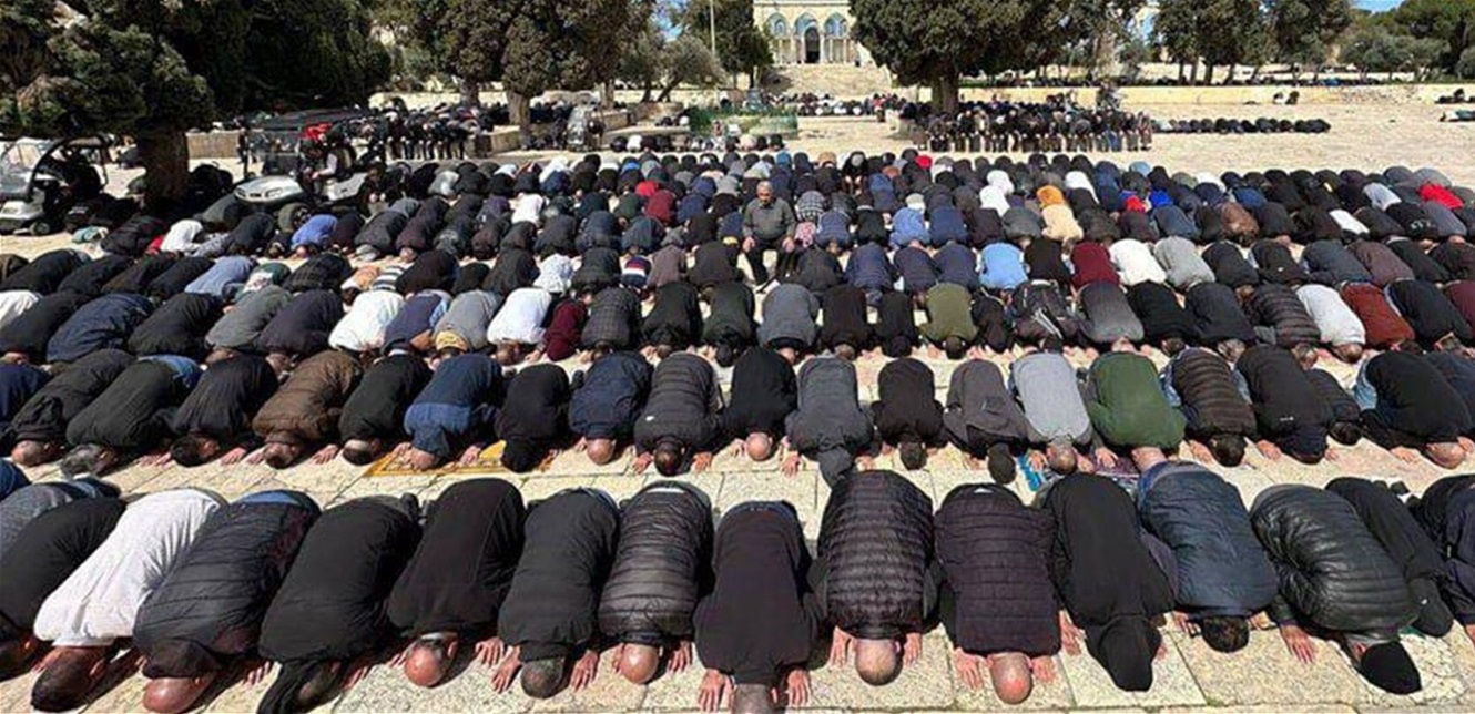 بالرغم من إجراءات الإحتلال.. الأقصى يعجّ بعشرين ألف فلسطينيّ(صور)
