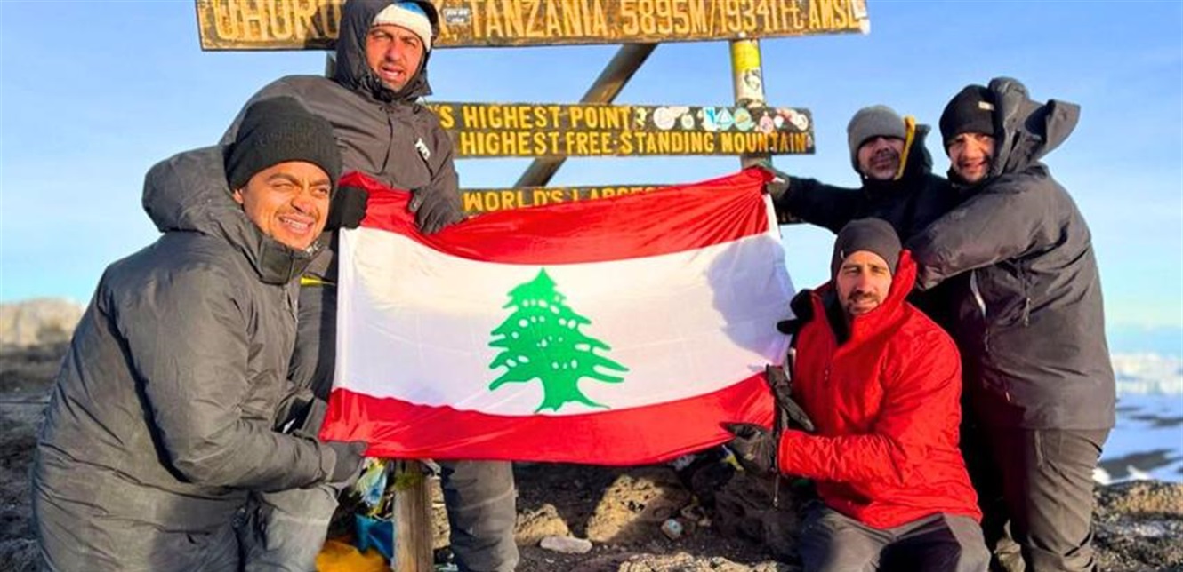 انجاز جديد بتوقيع شبابي... العلم اللبناني على قمة جبل كليمنجارو (صور)