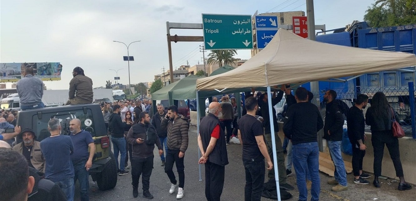 بالفيديو.. مناصرو القوات ينصبون الخيَم على أوتوستراد جبيل