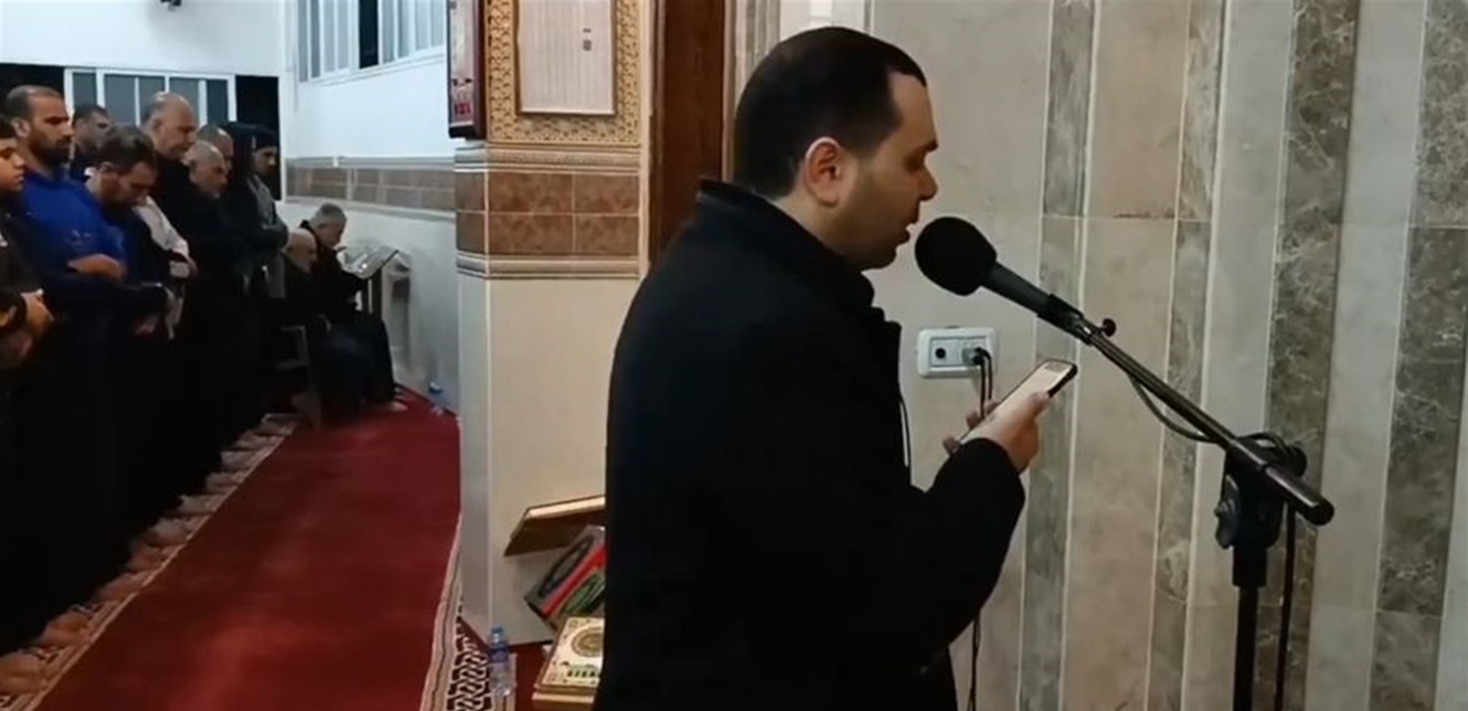 بعد استشهادهم.. انتشار مقطع فيديو لأحد أبناء هنية وهو يؤم المصلين (فيديو)