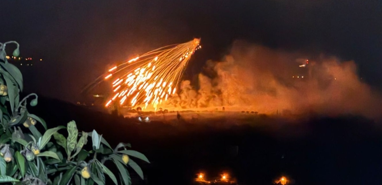 بالقنابل الفسفورية.. هكذا قصف العدو الإسرائيليّ بلدة جنوبية (فيديو)