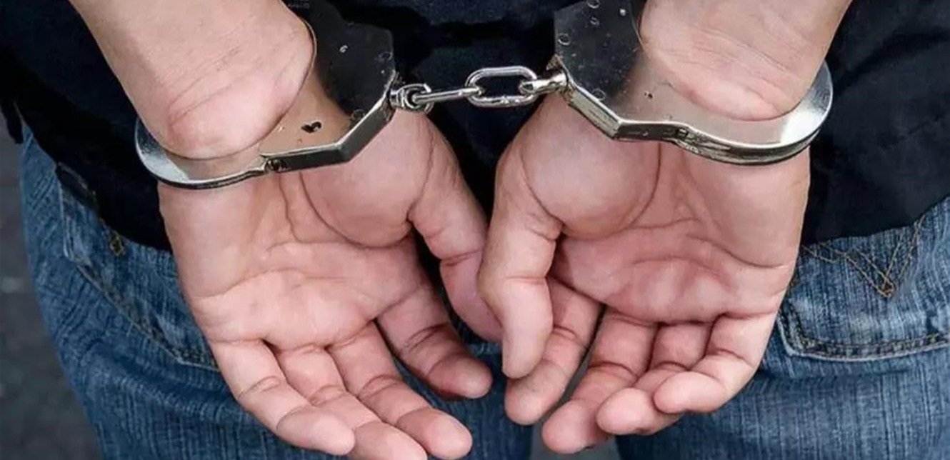 بالجرم المشهود.. القبض على مروّج مخدرات في طريق المطار