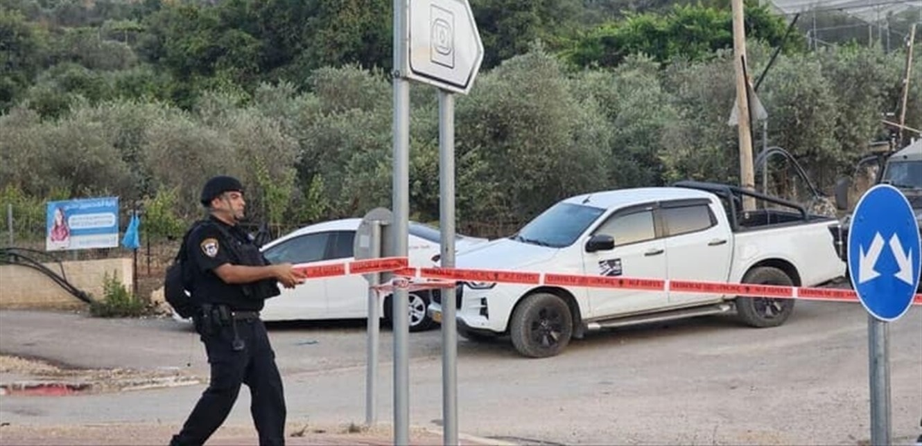 بالصورة.. مسؤولٌ إسرائيلي يرتمي أرضاً بسبب هجوم لـحزب الله!