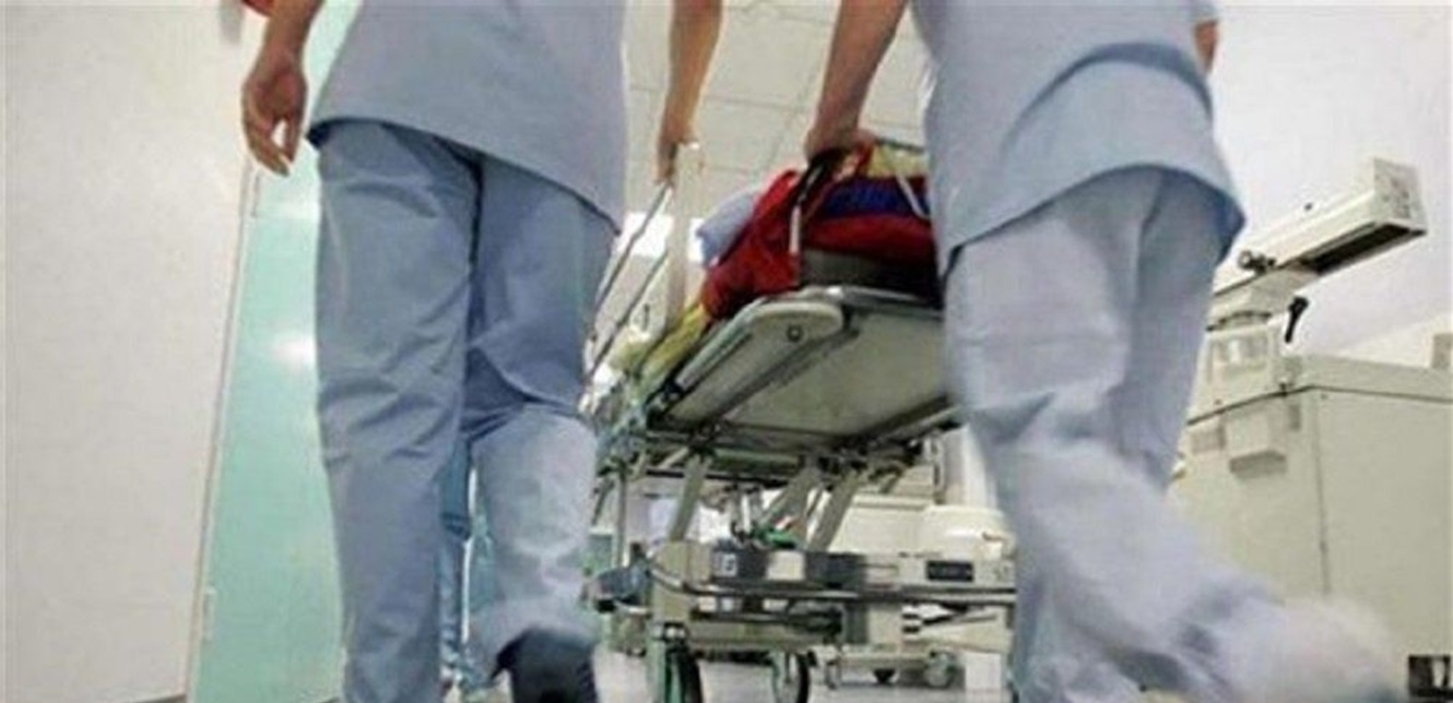 نقل شاب بشكل طارىء إلى المستشفى... ما فعله بنفسه مروّع