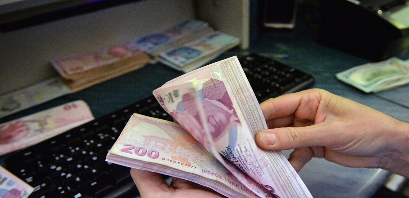 الليرة التركية تتراجع إلى مستوى قياسي جديد أمام الدولار