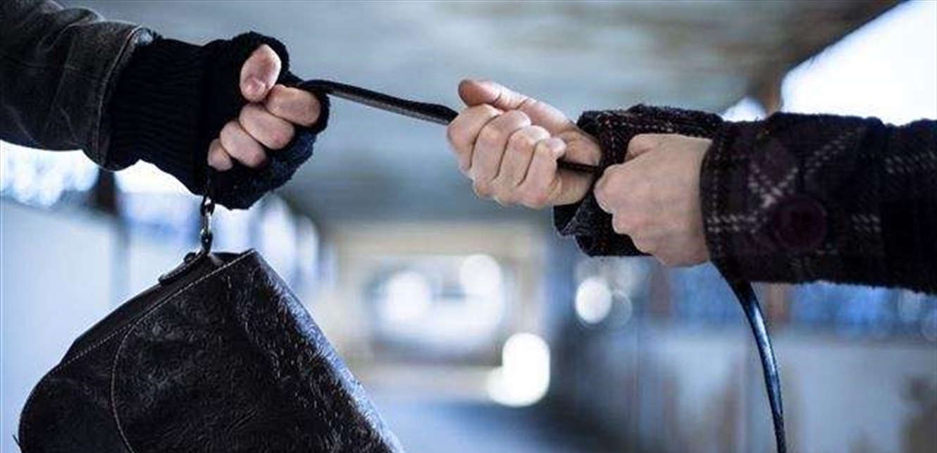 ينشلان المارّة في بيروت وجبل لبنان.. هذا ما وجد بحوزتهما 