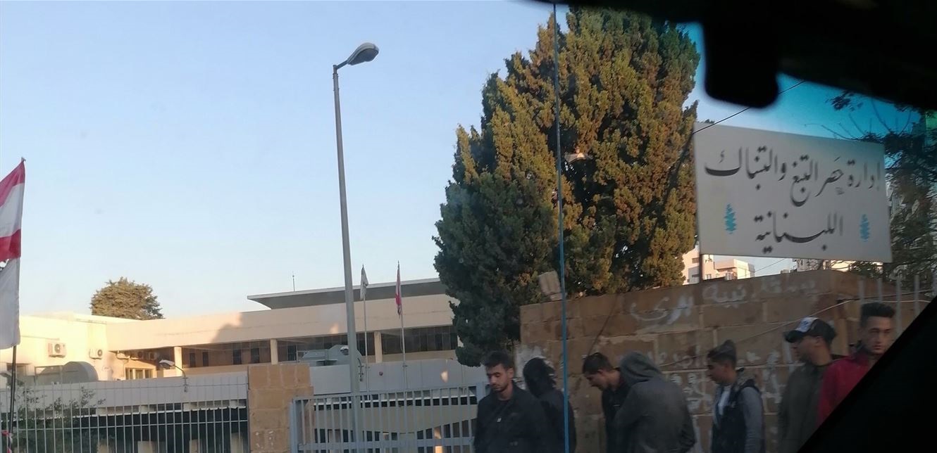 بعد ان ألقى قنبلة في محيط الريجي قبل يومين.. وقع بقبضة المخابرات اليوم