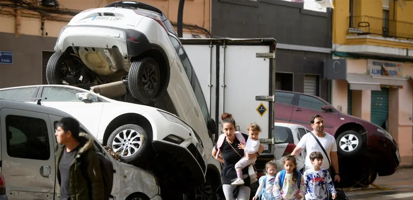حداد وطني... منخفض غوتا فريا يقتل نحو 100 شخص في إسبانيا (صور)