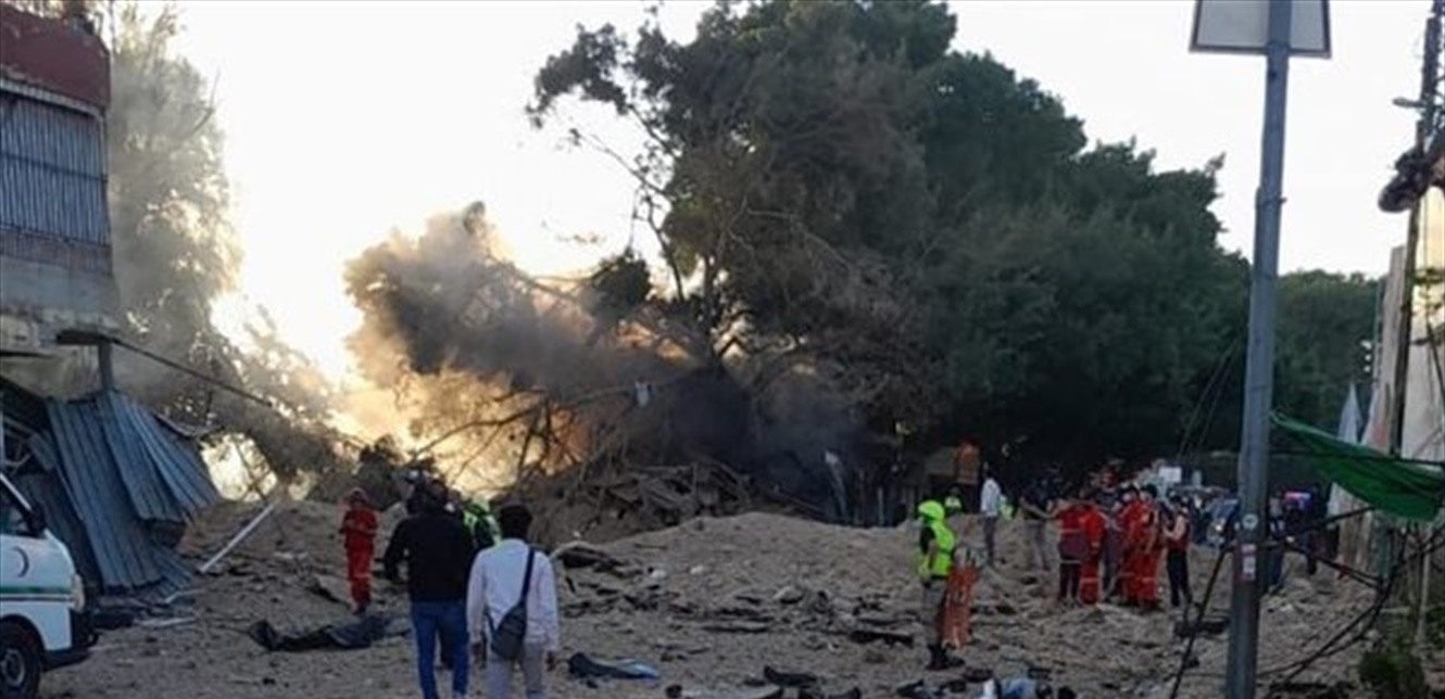 فريق الاسعاف والإطفاء في كشافة الرسالة يعمل على إطفاء الحريق في المساكن الشعبية 