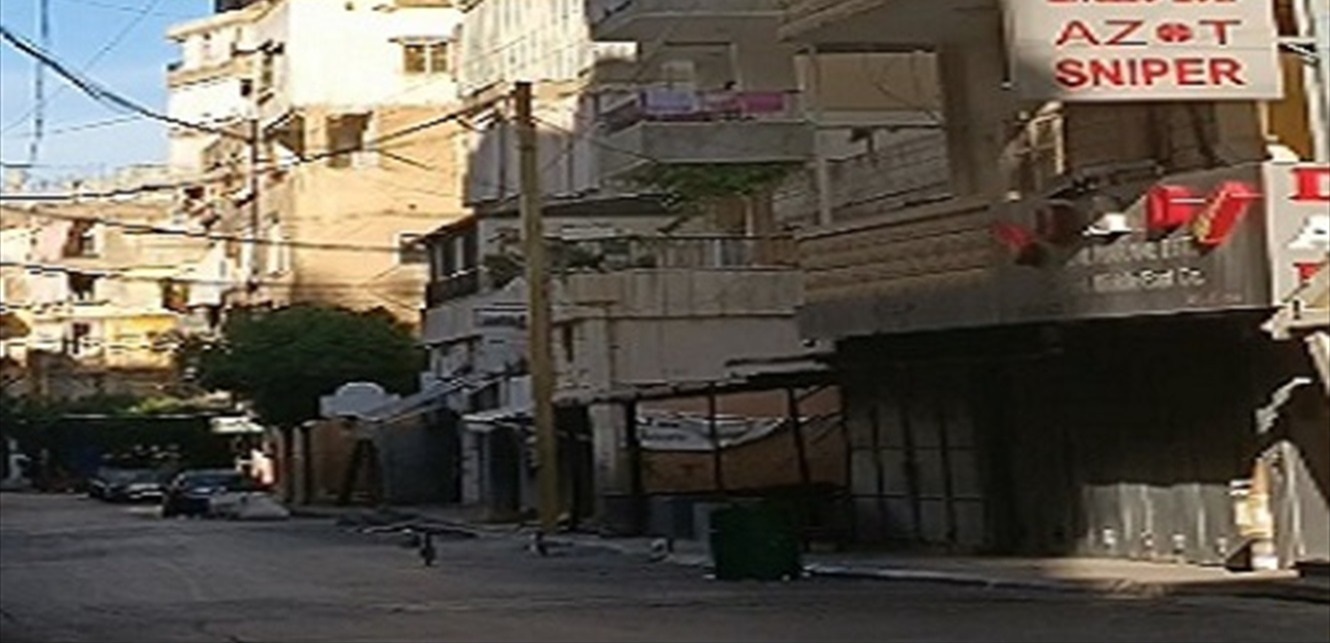 قبل لحظات من وقوع غارة إسرائيليّة... شاهدوا ما فعله أحد المواطنين (فيديو)