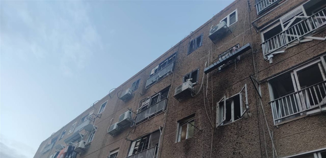 حالات هلع بين الإسرائيليين... صاروخ أُطلق من لبنان سقط في حيّ سكنيّ (فيديو)