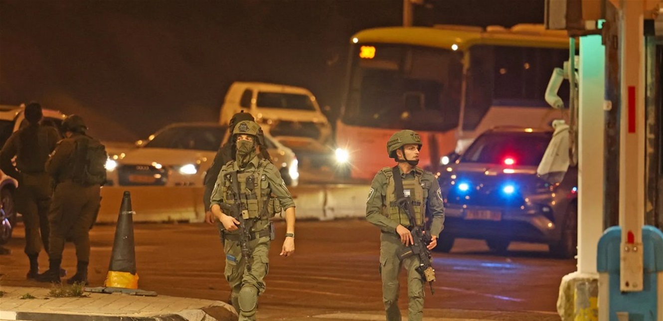 هجوم مسلّح استهدف حافة ركاب إسرائيلية في الضفة.. وجرح 4 أشخاص
