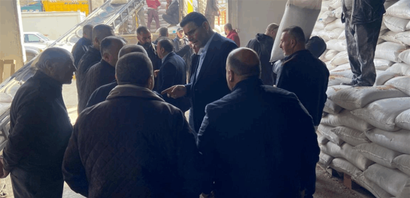 وزير الزراعة بعد توزيعه بذور القمح الطري: مشروع وطني بامتياز!