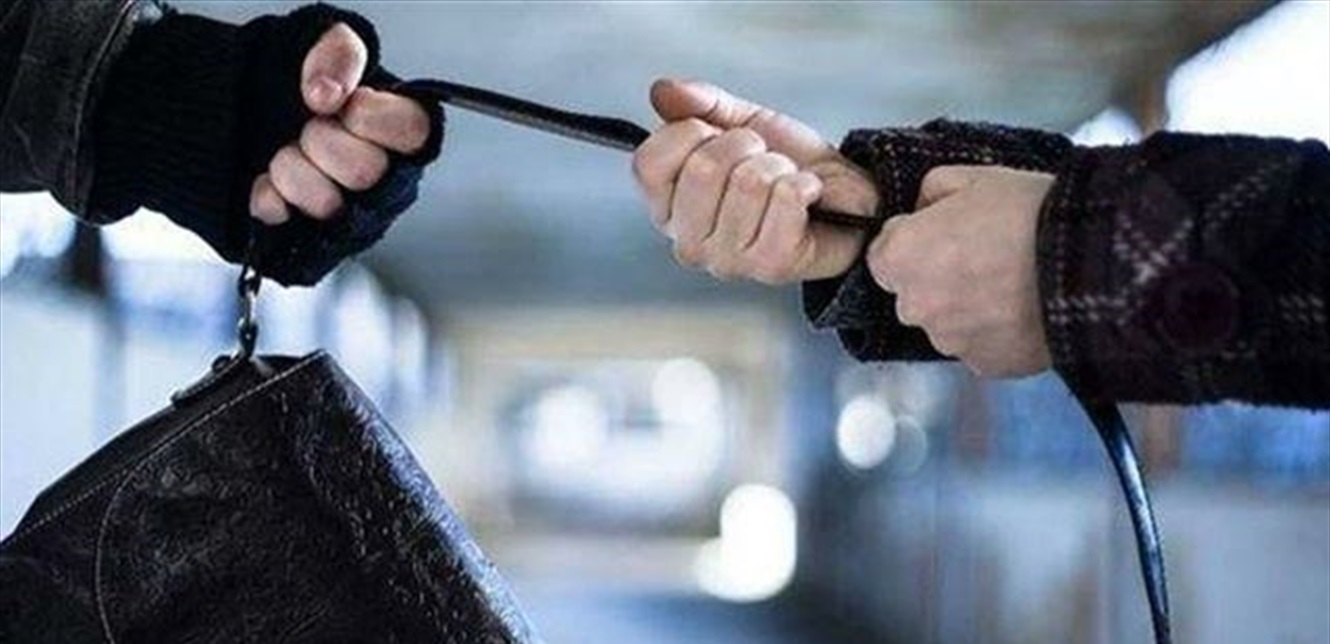 صحافية تتعرض للنشل.. اليكم ما جرى معها في مار مخايل
