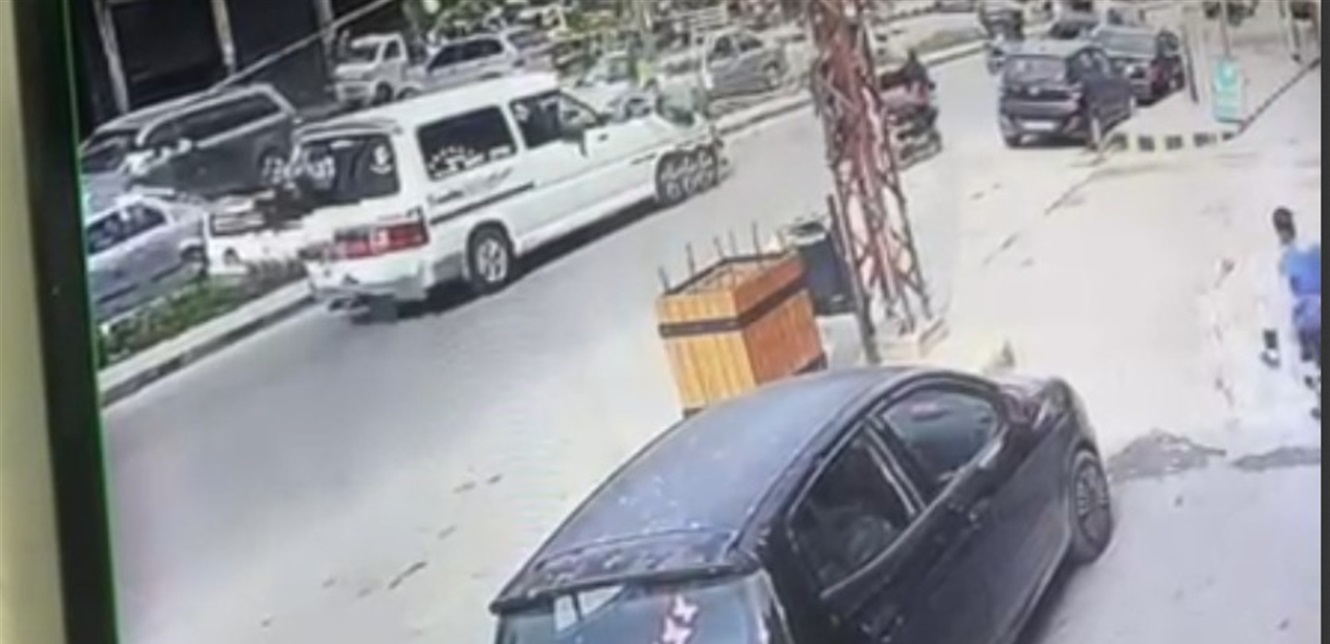 فيديو يوثق لحظة مقتل مواطن أمس عن طريق الخطأ خلال مُطاردة مطلوب في البداوي