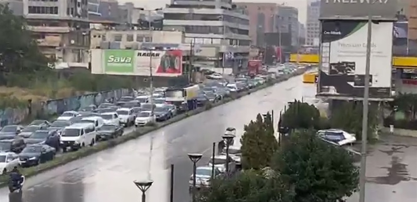 فيديو من أوتوستراد سن الفيل - البوشرية... هكذا غرق بالمياه