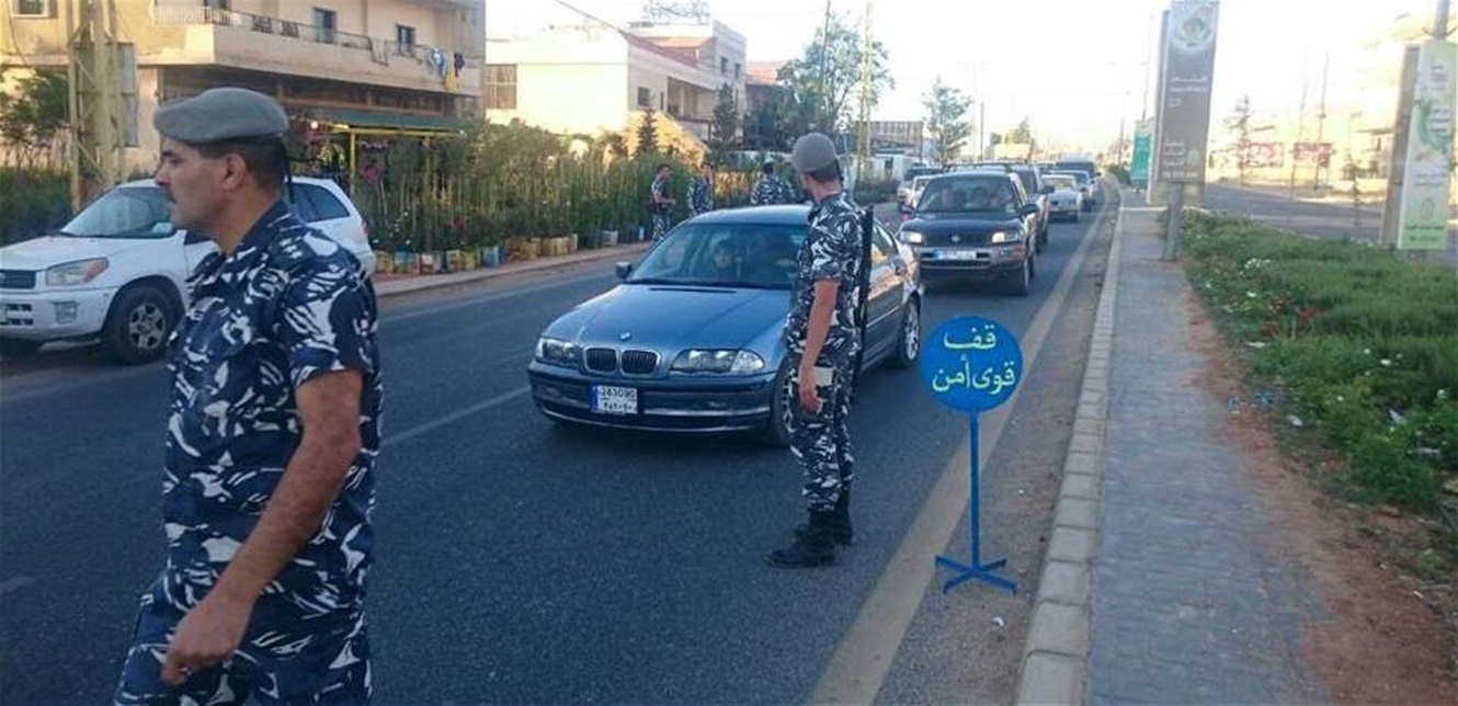 في هذه المنطقة.. شعبة المعلومات تقيم حواجز ومداهمات وتوقف مطلوبين ومشتبه فيهم