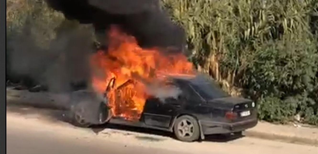 النيران التهمت كامل أجزائها.. احتراق سيارة على طريق جسر الملولة 