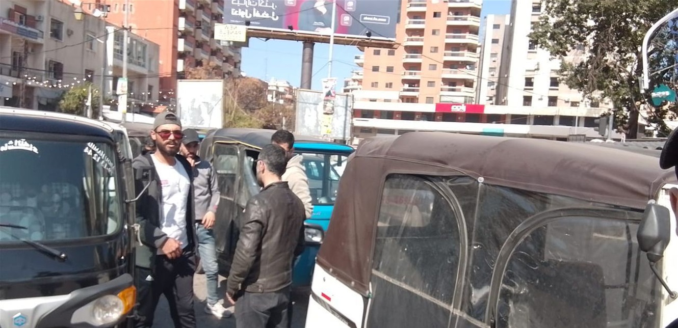 وقفة احتجاجية لسائقي التوك توك في ساحة النور بطرابلس
