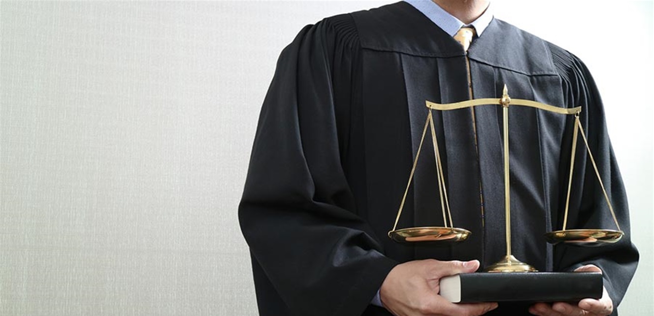 تعرّض أحد المحامين للضرب المبرح... إليكم ما حصل معه في موقف سيارات