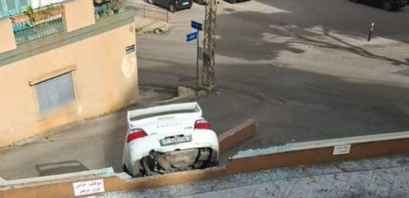 في بصاليم.. السيارة انزلقت وسقطت من الموقف وسقوط جريح