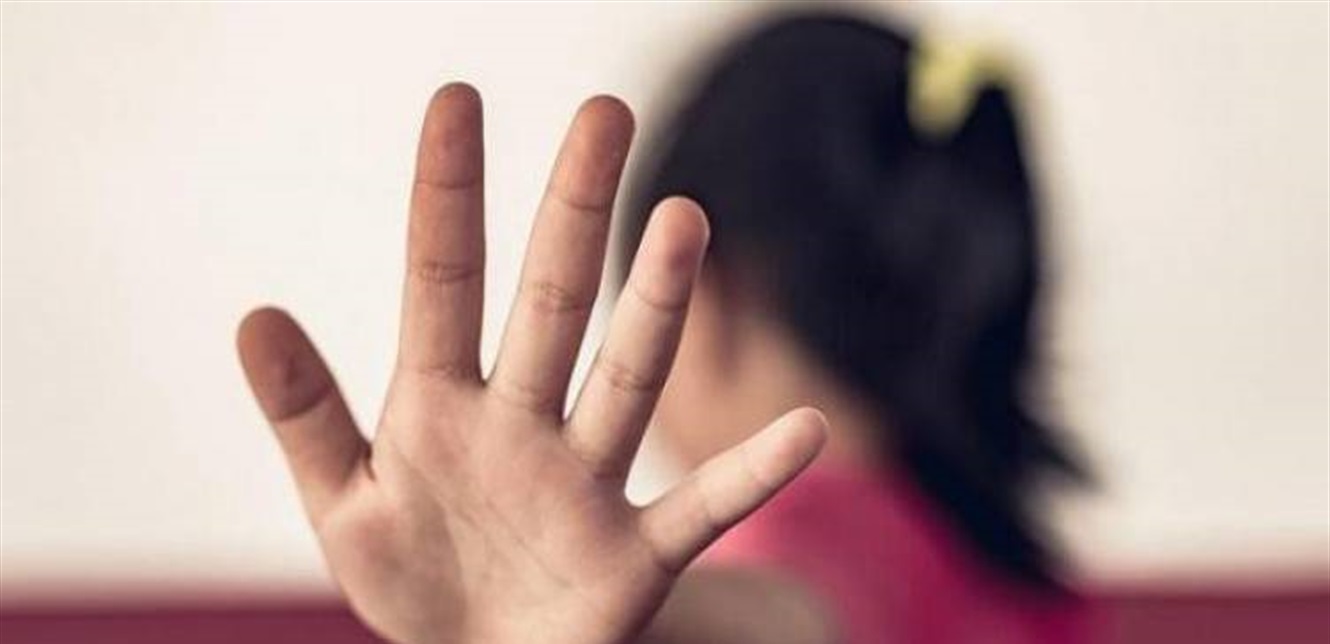 أمام أطفال كانوا برفقتها... رجل قام بالتحرّش بابنة الـ6 سنوات