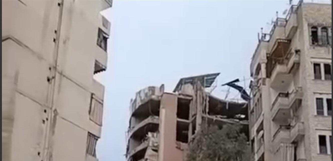دمار كبير.. شاهدوا آثار الغارة الإسرائيلية على المبنى المُستهدف في الضاحية (فيديو)