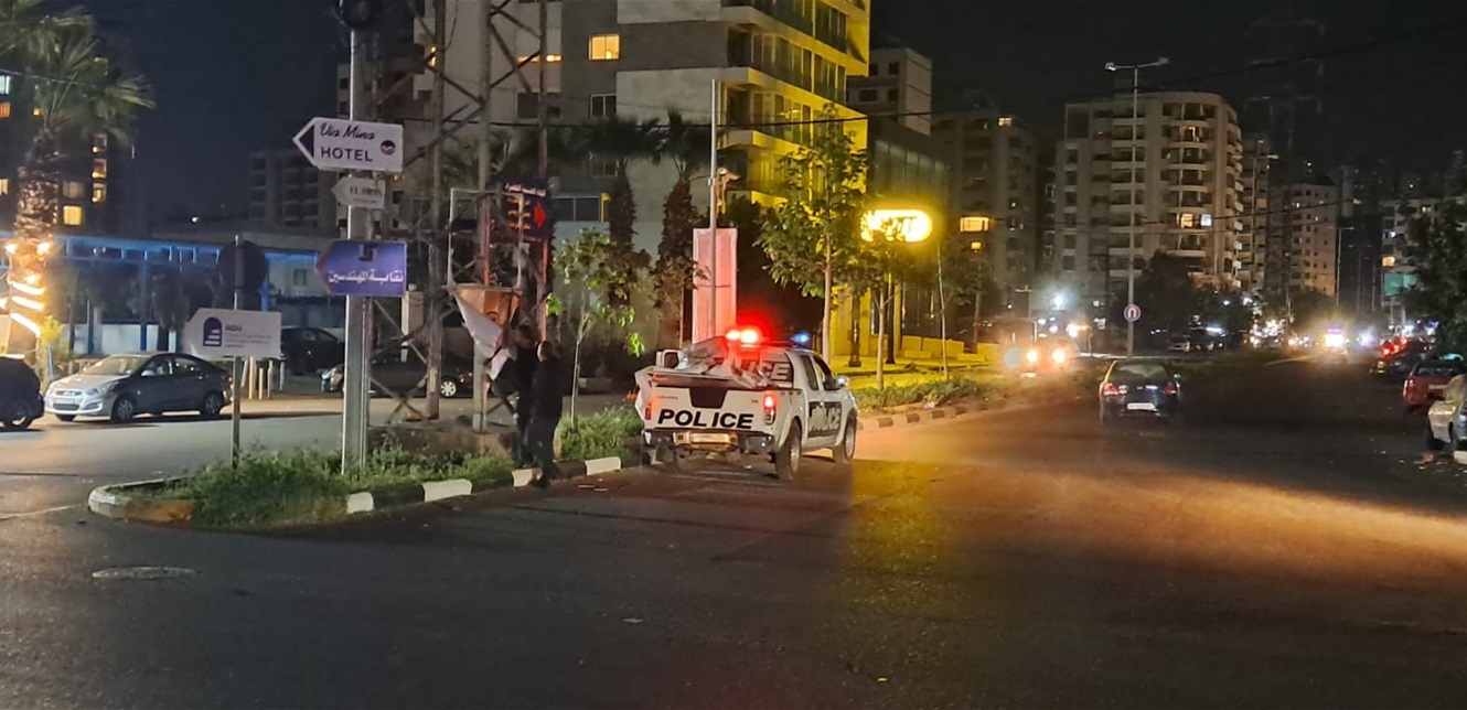 في طرابلس.. حملة لإزالة الصور واليافطات الإعلانية العشوائية 