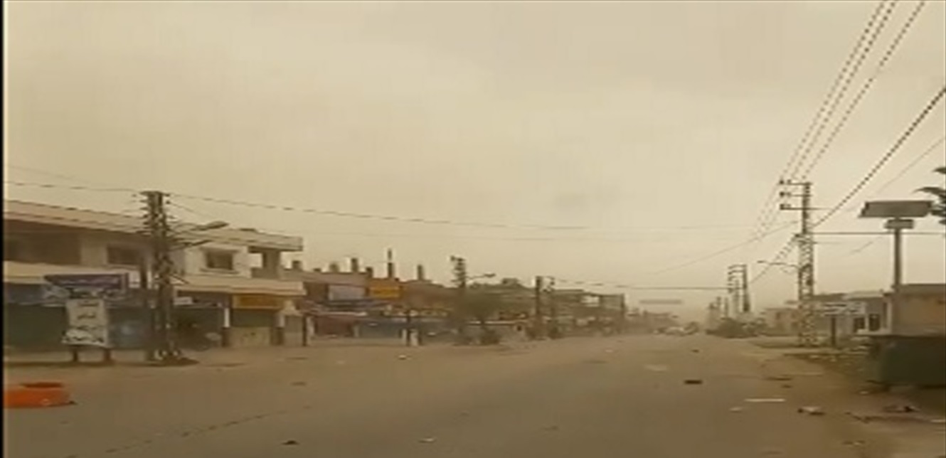 اقتلعت الأشجار والخيم البلاستيكية.. موجة غبار تضرب لبنان (فيديو)