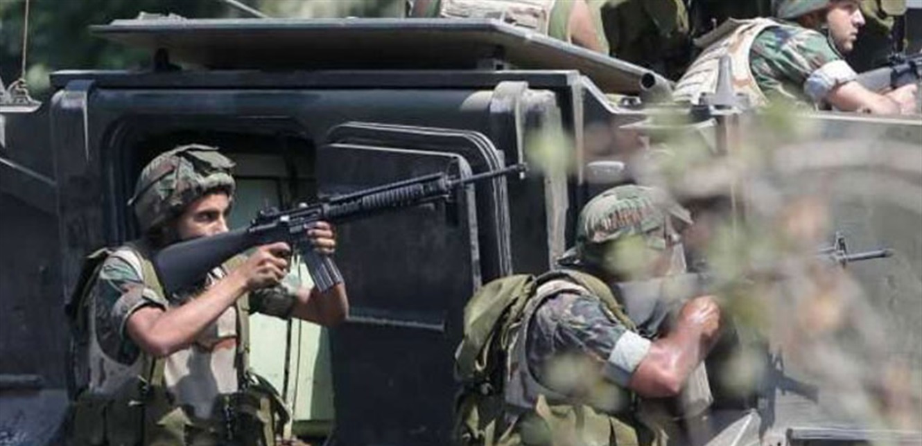 ما ضُبط بحوزتهم خطير... الجيش يداهم هذه المنطقة ويوقف 3 أشخاص