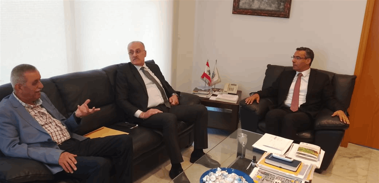 عبدالله ورئيس بلدية البرجين بحثا مع هاني في موضوع المدرسة الزراعية