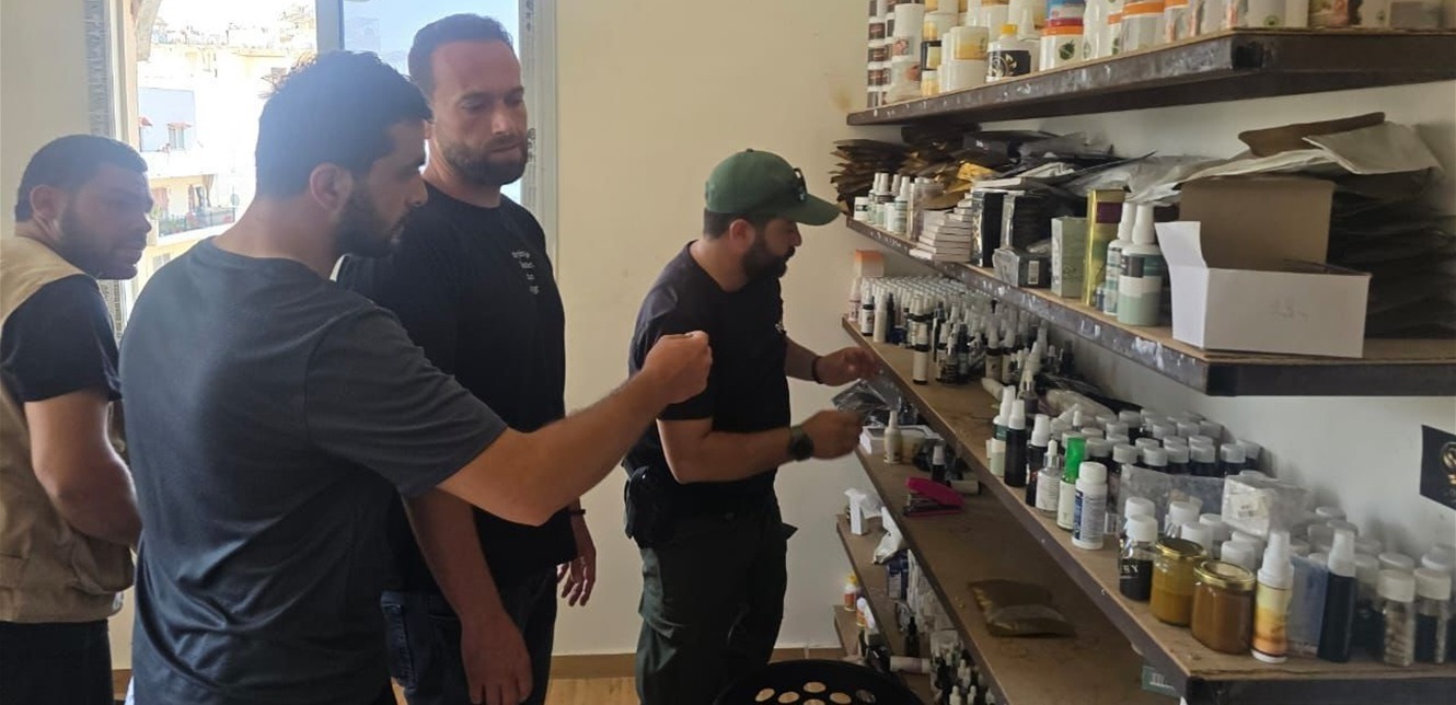 في أبي سمراء.. مداهمة شقة تُستخدم كمصنع غير مرخّص لإنتاج أدوية تجميلية