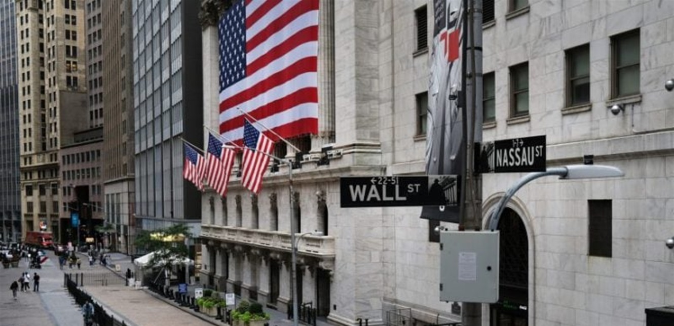 وول ستريت تغلق مرتفعة بعد فوضى لفترة وجيزة بفعل تقارير عن إقالة باول