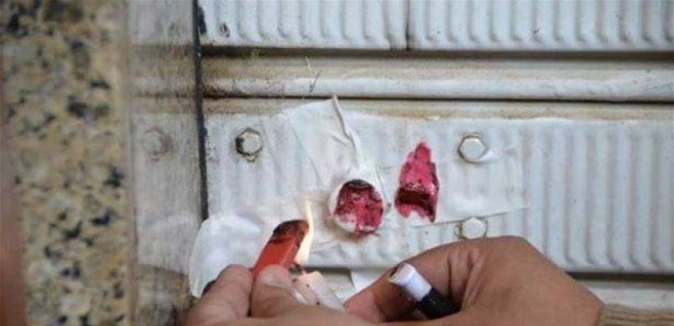 تسبب بتشويه إحدى زبائنه... إقفال مركز للتجميل بالشمع الأحمر!