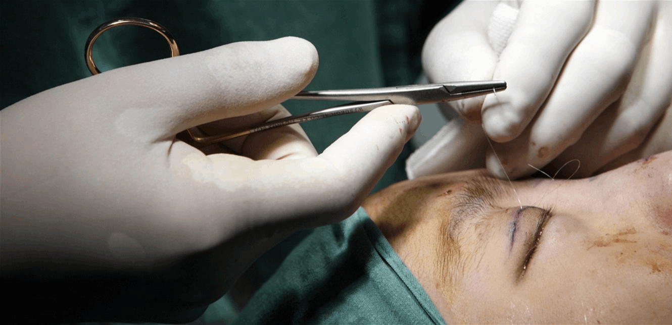 تبيع الأوهام لا الجمال... متى تشنّ حرب حاسمة على دكاكين التجميل؟