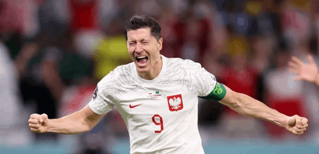ليفاندوفسكي يطوي صفحة الخلافات وينعش آمال بولندا 