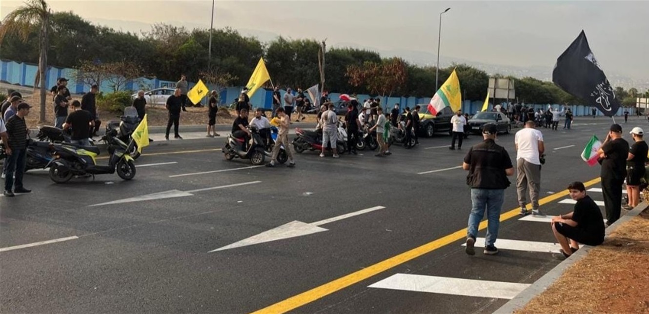 بالاعلام وصور نصرالله.. حزب الله يستقبل لاريجاني على طريق المطار